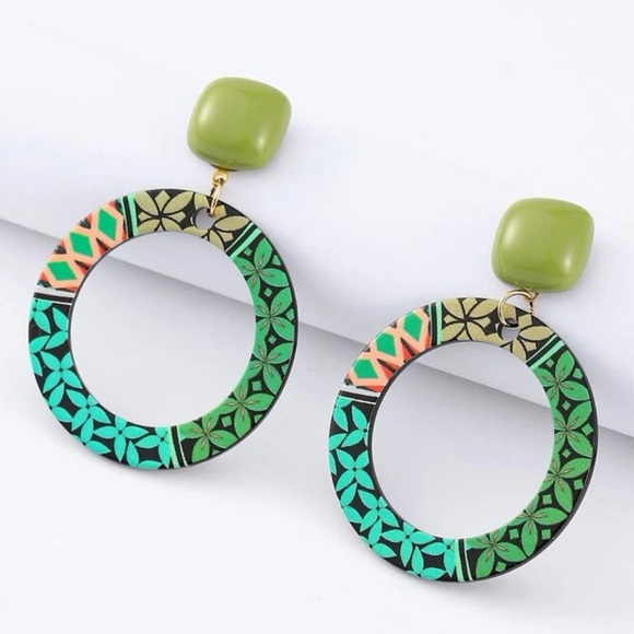 🦋 3/$24 Circular abstract print, multicolored earrings / NWOT - Picture 2 of 3